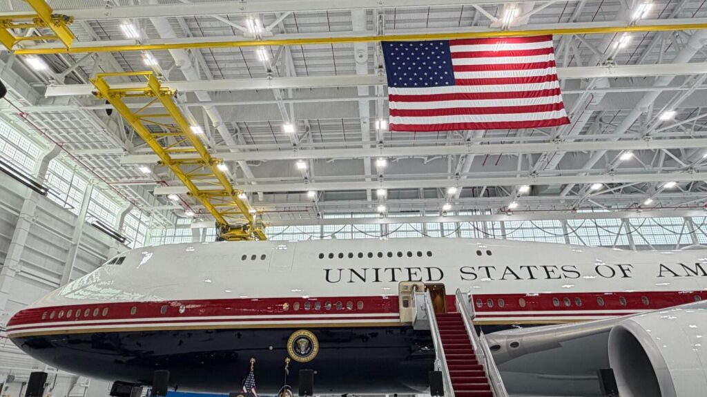 Trump shares look at Qatari aircraft for AF1